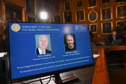 Layar yang menampilkan pemenang Hadiah Nobel Fisika 2024, fisikawan AS John J Hopfield dan ilmuwan komputer dan psikolog kognitif Kanada-Inggris Geoffrey E Hinton, saat pengumuman oleh Royal Swedish Academy of Sciences di Stockholm pada 8 Oktober 2024. (Jonathan NACKSTRAND / AFP)