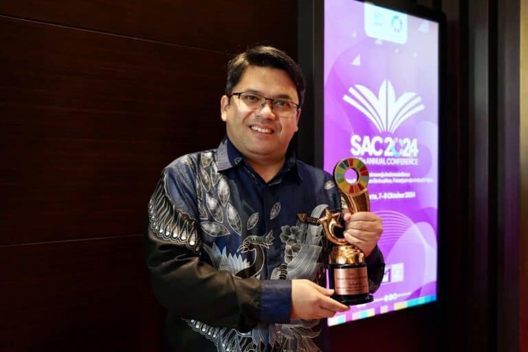 Direktur Institut Kemandirian, Abdurrahman Usman berswafoto dengan Penghargaan ‘Indonesia’s SDGs Action Awards 2024 – Terbaik Ketiga dalam Kategori Filantropi’ untuk program Institut Kemandirian Dompet Dhuafa dalam SDGs Annual Conference (SAC) ke-7 di Hotel Fairmont, Jakarta Pusat, Senin (07/10/2024).