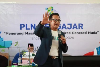 General Manager PLN UID Banten, Moch. Andy Adchaminoerdin (Andy Acha), selaku pemberi materi pada kegiatan PLN Mengajar di SMAN 1 Kota Tangerang.