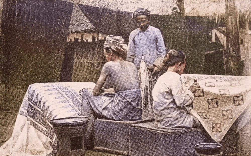 Pembuatan batik di Jawa pada tahun 1915.