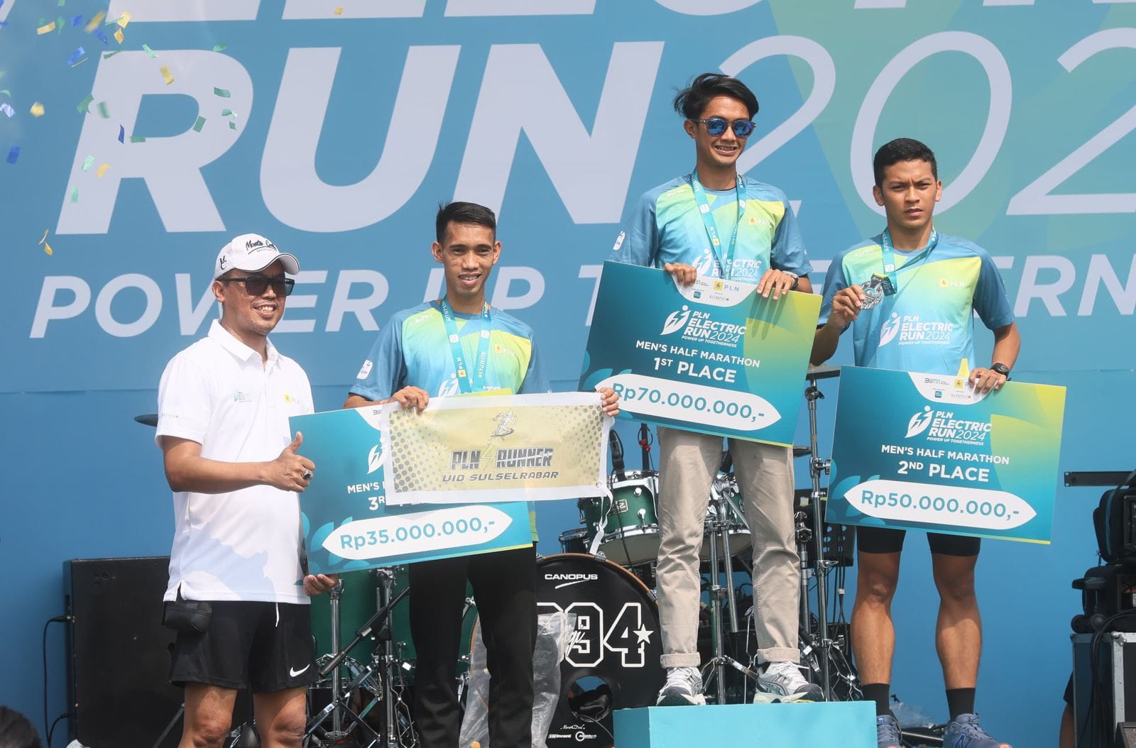 Penyerahan penghargaan untuk pemenang kategori Men’s Half Marathon PLN Electric Run 2024.