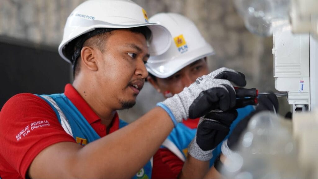 Petugas PLN sedang memperbaiki listrik yang rusak.