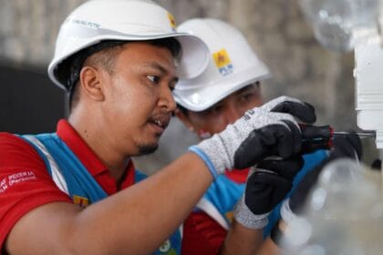 Petugas PLN sedang memperbaiki listrik yang rusak.