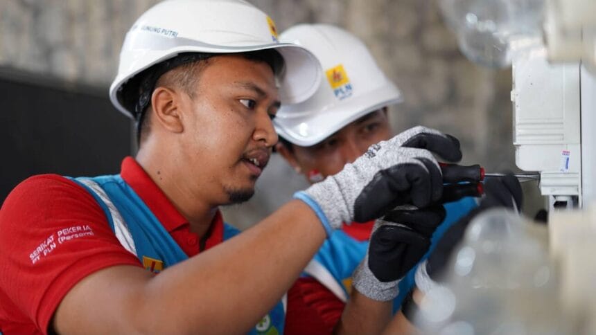 Petugas PLN sedang memperbaiki listrik yang rusak.