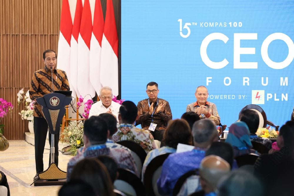 Presiden Joko Widodo dan Para CEO yang hadir pada acara Kompas100 CEO Forum 2024 yang digelar di Istana Garuda di Ibu Kota Nusantara (IKN) pada Jumat (11 - 10).