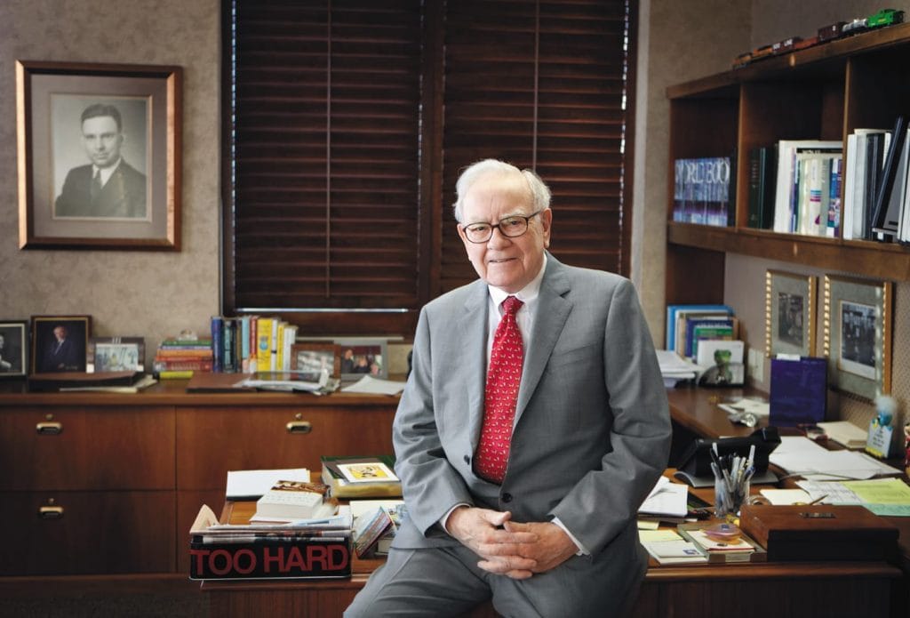 Warren Buffett dan buku-buku di kantornya.