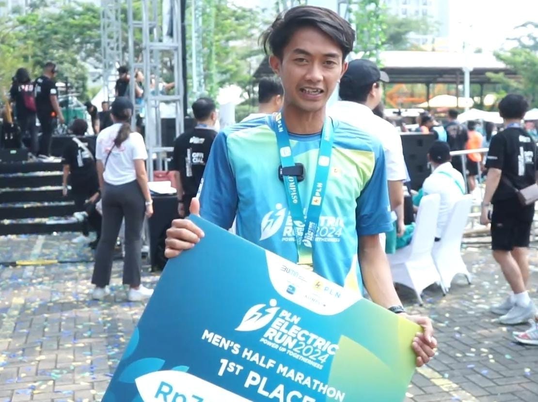 Juara 1 kategori jarak half marathon Pria PLN Electric Run 2024, Robi Syianturi