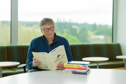 Bill Gates, si jenius yang gila baca buku.