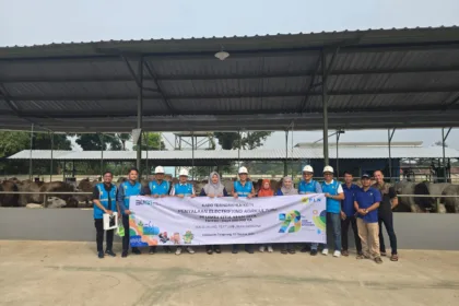 Senior Manager Niaga dan Manajemen Pelanggan PLN UID Banten, Ari Prasetyo Nugroho, bersama Manager PT Lembu Setia Abadi Jaya (LSAJ), Drh. Dika Damayanti, beserta jajaran, berfoto bersama setelah kegiatan penyalaan Electrifying Agriculture yang diadakan pada Hari Listrik Nasional ke-79.