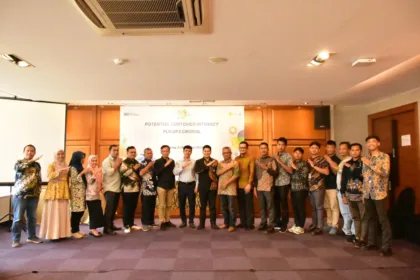 Manager PLN UP3 Cikokol, Badruz Zaman (tengah) berfoto bersama pelanggan potential setelah acara Customer Intimacy berlangsung.