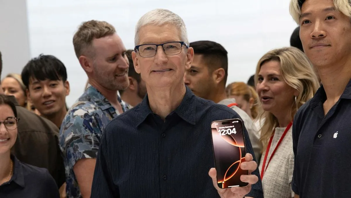 CEO Apple Tim Cook menunjukkan iPhone 16 di sela-sela acara "It's Glowtime' di markas Apple, Cupertino, California, AS. Beberapa fitur baruyang menonjol dari iPhone 16 di antaranya adalah Apple Intelligence hingga Action Button. (Foto: Reuters/Manuel Orbegozo)