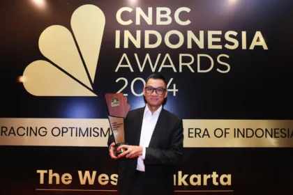 Direktur Utama PLN, Darmawan Prasodjo mengangkat plakat penghargaan sebagai CEO of The Year dalam ajang CNBC Indonesia Awards 2024, di Jakarta, Rabu (11/12). Pada event ini PLN juga menerima penghargaan sebagai Best Company in National Energy Security.