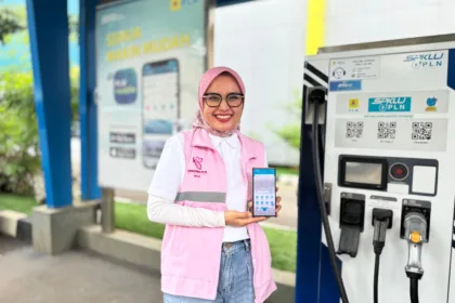 Srikandi PLN mengajak pelanggan memanfaatkan aplikasi PLN Mobile untuk kemudahan layanan selama periode liburan Natal 2024 dan Tahun Baru 2025. Dengan aplikasi ini, pelanggan dapat dengan cepat mengakses informasi lokasi Stasiun Pengisian Kendaraan Listrik Umum (SPKLU) terdekat dan layanan kelistrikan lainnya.