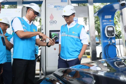 Direktur Utama PLN, Darmawan Prasodjo saat menjelaskan fitur Electric Vehicle Digital Services (EVDS) pada aplikasi PLN Mobile kepada Wakil Menteri BUMN sekaligus Komisaris PLN, Aminuddin Ma'ruf di SPKLU Rest Area KM 43A Tol Jakarta - Merak, Selasa (24/12). Hadirnya beragam fitur untuk electric vehicle di PLN Mobile, diharapkan semakin memudahkan serta meningkatkan kenyamanan para pengguna kendaraan listrik.