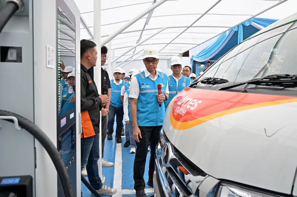 Direktur Utama PLN, Darmawan Prasodjo (kedua dari kanan) berinteraksi dengan salah satu pengguna SPKLU dari penyedia angkutan massal di One Stop EV Charging Station di Surapati, Bandung, Jawa Barat, Rabu (25/12).