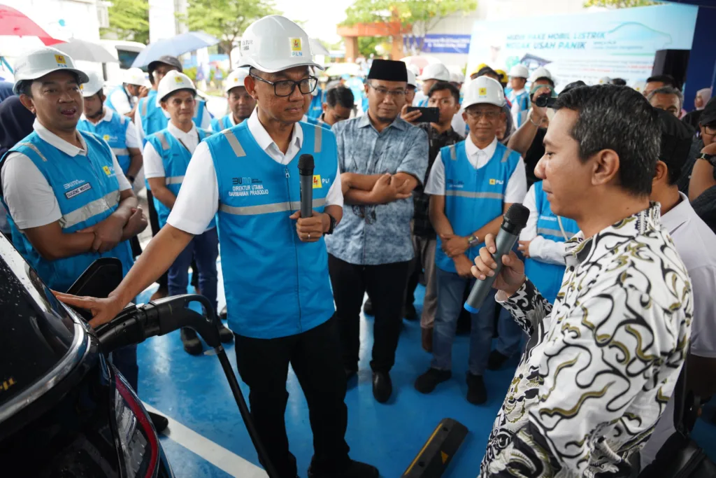 Direktur Utama PLN, Darmawan Prasodjo menyapa pengguna kendaraan listrik yang sedang melakukan pengisian daya di Stasiun Pengisian Kendaraan Listrik Umum (SPKLU) di Rest Area KM 519A Ruas Tol Solo-Ngawi, Jawa Tengah.