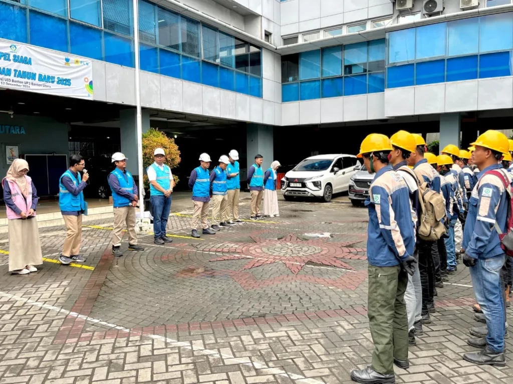 Kegiatan Apel Serentak dalam rangka Penyalaan 1.000 Pelanggan berlangsung di Unit Pelaksana Pelayanan Pelanggan (UP3) Banten Utara pada Selasa, (31/12). Sebagai penutup tahun 2024, momen ini menjadi bukti nyata semangat dan dedikasi dalam melayani pelanggan.