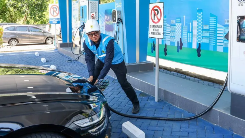 Direktur Utama PLN, Darmawan Prasodjo melakukan pengisian daya kendaraan listrik yang digunakannya dalam perjalanan dari Gresik ke Yogyakarta di SPKLU ultra fast charging di rest area km 626B Saradan, Kabupaten Madiun, Jawa Timur.
