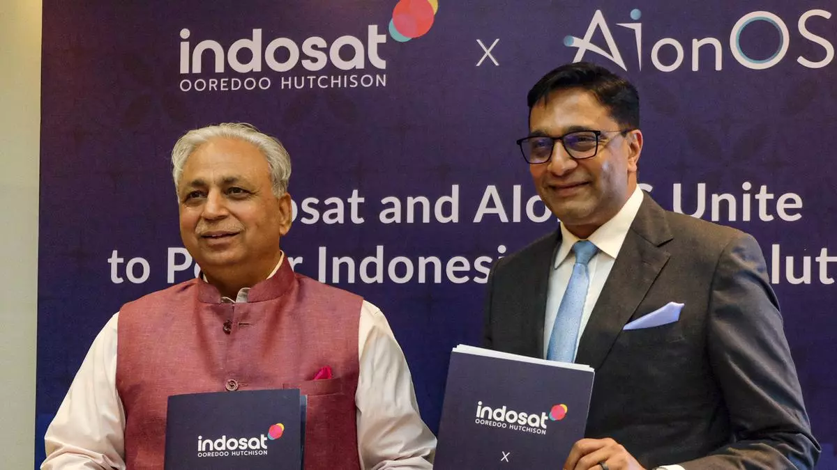 CP Gurnani, Co-founder dan Chief Executive Officer, AIonOS dan Vikram Sinha, Presiden Direktur dan Chief Executive Officer Indosat Ooredoo Hutchison menandatangani Nota Kesepahaman untuk mendorong perjalanan pertumbuhan AI di Indonesia di Aerocity, di New Delhi