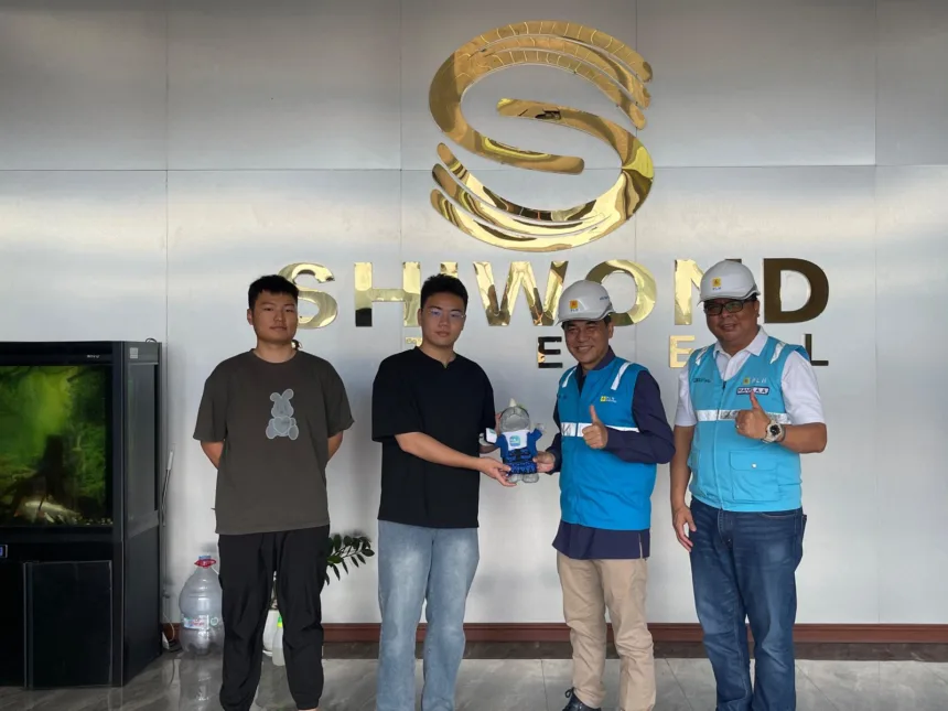 Senior Manager Niaga dan Manajemen Pelanggan, Ari Prasetyo Nugroho (tengah kanan), didampingi oleh Manager Unit Pelaksana Pelayanan Pelanggan (UP3) Banten Utara, Hanfi Adrhean Abidin (pojok kanan), menyerahkan cinderamata berupa icon “Maspol” atau Maskot PLN Mobile kepada manajemen PT Shiwond Steel Indonesia
