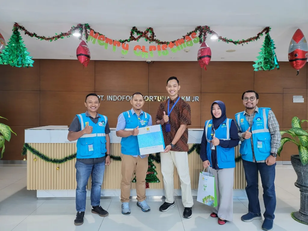 Manager Pelayanan Pelanggan PLN UID Banten, Setyo Hariyanto (kedua dari kiri), berfoto bersama pelanggan potential setelah acara Customer Intimacy berlangsung.