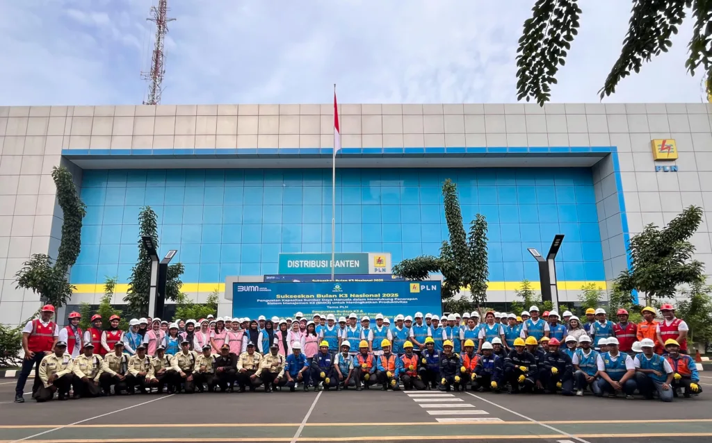 Srikandi PLN UID Banten mengikuti Apel bulan K3 Nasional Tahun 2025 di Kantor PLN UID Banten pada Jum'at, (10/01) pagi. Bulan K3 Nasional menjadi momentum bagi Srikandi PLN untuk turut menunjukkan peran aktifnya dalam menunjang kinerja sistem kelistrikan di tanah air.