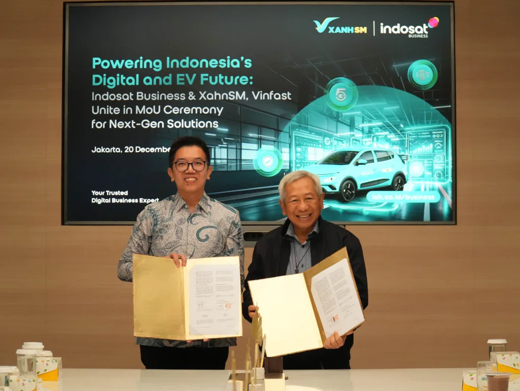 Indosat dan AIonOS secara resmi menandatangani Nota Kesepahaman (MoU) untuk mentransformasi ekosistem kecerdasan artifisial (AI) di Indonesia. Kolaborasi ini merupakan kemitraan berskala besar pertama antara kedua negara yang berfokus pada pengembangan AI, yang menggarisbawahi komitmen bersama guna mendorong inovasi, pertumbuhan ekonomi, dan transformasi sosial budaya melalui teknologi AI. Tampak pada gambar: Chief Executive Office AIonOS C.P. Gurnani (kiri) berjabat tangan dengan President Director and Chief Executive Officer Indosat Ooredoo Hutchison Vikram Sinha (kanan) di New Delhi kemarin (27/01/2024).