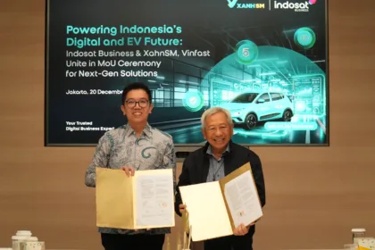 Indosat dan AIonOS secara resmi menandatangani Nota Kesepahaman (MoU) untuk mentransformasi ekosistem kecerdasan artifisial (AI) di Indonesia. Kolaborasi ini merupakan kemitraan berskala besar pertama antara kedua negara yang berfokus pada pengembangan AI, yang menggarisbawahi komitmen bersama guna mendorong inovasi, pertumbuhan ekonomi, dan transformasi sosial budaya melalui teknologi AI. Tampak pada gambar: Chief Executive Office AIonOS C.P. Gurnani (kiri) berjabat tangan dengan President Director and Chief Executive Officer Indosat Ooredoo Hutchison Vikram Sinha (kanan) di New Delhi kemarin (27/01/2024).