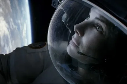 Alfonso Cuarón menarasikan adegan dari film Gravity, yang menampilkan Sandra Bullock dan George Clooney.