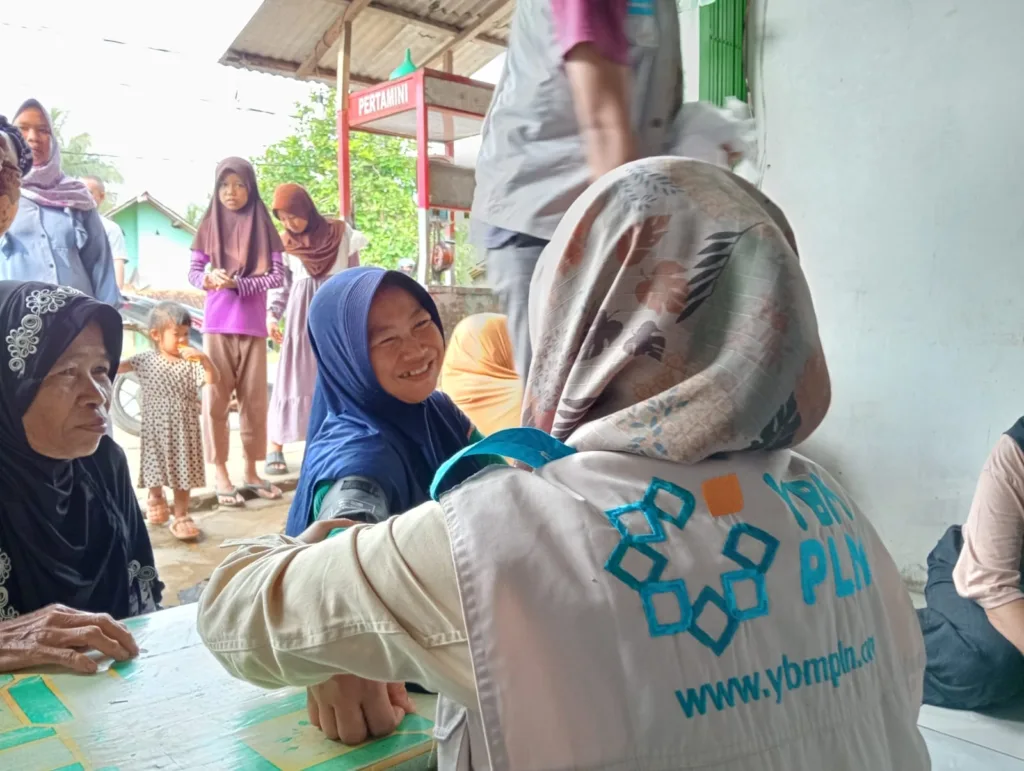 PT PLN (Persero) Unit Induk Distribusi Banten (PLN UID Banten), melalui Yayasan Baitul Maal (YBM) PLN UID Banten, memberikan bantuan kemanusiaan berupa layanan kesehatan dan sembako bagi korban banjir di Desa Sukatani, Kecamatan Wanasalam, Kabupaten Lebak pada Minggu, 2 Februari 2025.