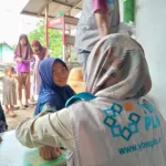 PT PLN (Persero) Unit Induk Distribusi Banten (PLN UID Banten), melalui Yayasan Baitul Maal (YBM) PLN UID Banten, memberikan bantuan kemanusiaan berupa layanan kesehatan dan sembako bagi korban banjir di Desa Sukatani, Kecamatan Wanasalam, Kabupaten Lebak pada Minggu, 2 Februari 2025.