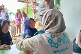 PT PLN (Persero) Unit Induk Distribusi Banten (PLN UID Banten), melalui Yayasan Baitul Maal (YBM) PLN UID Banten, memberikan bantuan kemanusiaan berupa layanan kesehatan dan sembako bagi korban banjir di Desa Sukatani, Kecamatan Wanasalam, Kabupaten Lebak pada Minggu, 2 Februari 2025.