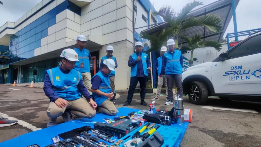 Tim pemeliharaan PLN UID Banten melakukan pengecekan peralatan operasional guna memastikan kondisi optimal dalam kegiatan pemeliharaan SPKLU. Kegiatan ini bertujuan untuk meningkatkan keandalan infrastruktur pengisian kendaraan listrik, mendukung pertumbuhan pengguna EV, serta menjamin kualitas layanan kepada pelanggan.