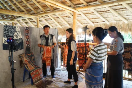 Melalui Pelatihan Pemasaran Digital Produk Program Bakti Bumn, Para Pengrajin Tenun Di Kampung Adat Prailiu, Sumba Timur Diharapkan Dapat Memasarkan Produknya Ke Pasar Nasional, Bahkan Internasional.