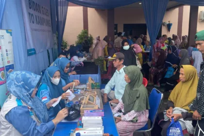 Dalam Kegiatan Bidan Goes To Kampung, Tim Kesehatan Dari Ybm Dan Srikandi Pln Uid Banten Memberikan Pemeriksaan Kesehatan Kepada Ibu Hamil Dan Lansia Di Kampung Koper.