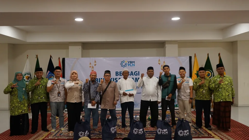 Para Penerima Manfaat Bersama Perwakilan Ybm Pln Uid Banten Berfoto Bersama Usai Penyerahan Bingkisan Dalam Program “Berbagi Bingkisan Ramadhan” Di Tangerang Selatan.