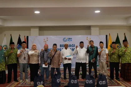 Para penerima manfaat bersama perwakilan YBM PLN UID Banten berfoto bersama usai penyerahan bingkisan dalam program “Berbagi Bingkisan Ramadhan” di Tangerang Selatan.