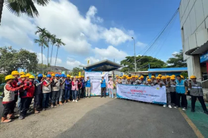 Foto bersama sesaat setelah dilaksanakannya apel penyalaan serentak 1.000 pelanggan di PLN UP3 Teluk Naga, Kamis (28/2).