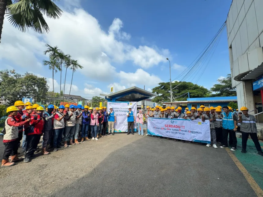 Foto bersama sesaat setelah dilaksanakannya apel penyalaan serentak 1.000 pelanggan di PLN UP3 Teluk Naga, Kamis (28/2).