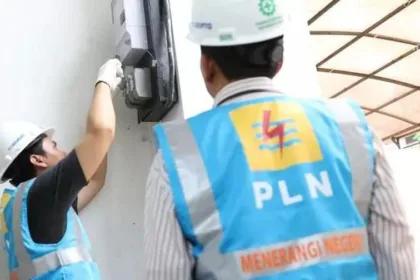 Ilustrasi Petugas PLN saat melakukan penambahan daya pada kWh meter milik pelanggan.