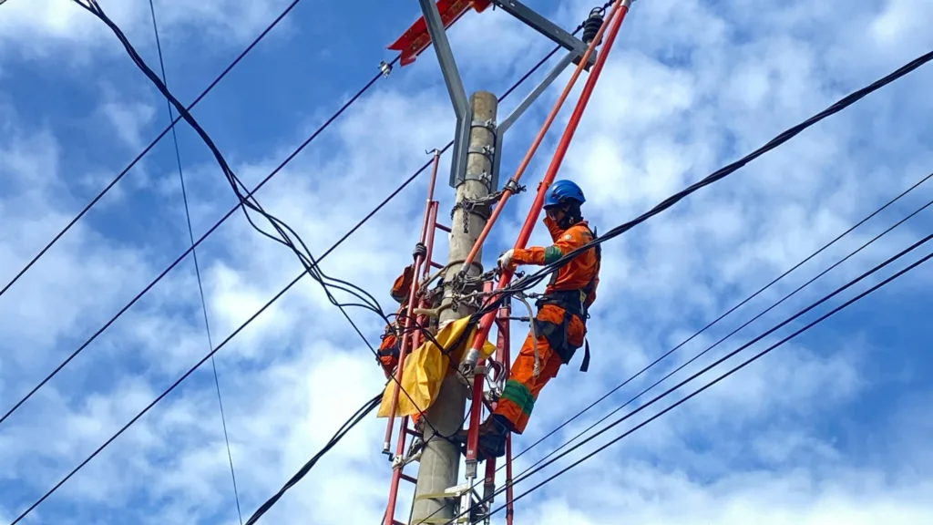 Tim Pdkb Merupakan Tim Khusus Milik Pln Yang Bertugas Untuk Meningkatkan Keandalan Pasokan Listrik Dalam Keadaan Bertegangan Sekalipun (Tanpa Padam).