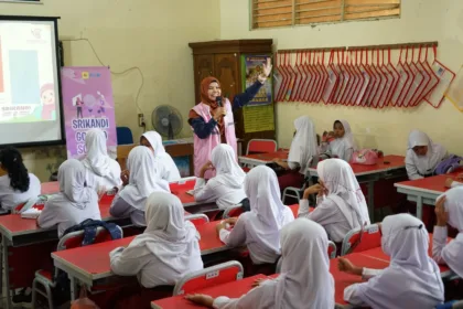 Srikandi PLN menggelar edukasi terkait kelistrikan pada siswa Sekolah Dasar Negeri (SDN) Limo 2 Kota Depok, Jawa Barat.