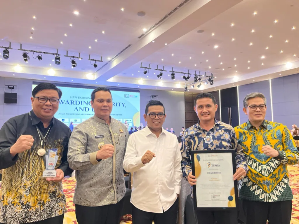 Gubernur Provinsi Banten, Andra Soni (Tengah), Walikota Serang, Budi Rustandi (Kedua Dari Kanan) Berfoto Bersama Manager Up3 Banten Utara, Hanfi Adhrean Abidin (Paling Kanan), Dalam Acara Penyerahan Penghargaan Ekbispar Pokja Wartawan Banten Awards 2025. Pln Uid Banten Menerima Penghargaan Dalam Kategori Best Media Partners Dan Best Inovasi Layanan Digital – Aplikasi Pln Mobile.