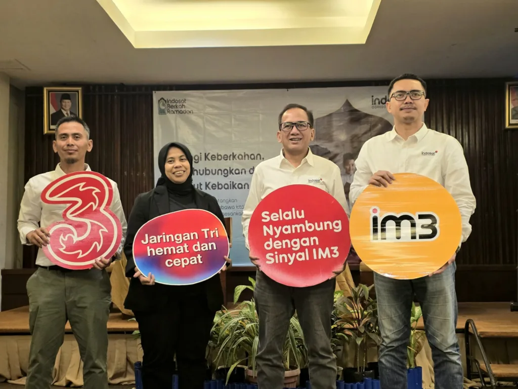 Perwakilan Indosat Ooredoo Hutchison (kiri ke kanan) VP-Head of Sales Jabo West 3 ID Mad Khoiri, VP Head of External Communications Indosat Eni Nur Ifati, Senior Vice President (SVP) Head of Region Outer Jakarta Eric Danari, dan VP – Head of Sales West Bodetabek IM3 Dandy Farhan Nugraha pada kegiatan Media Update Indosat Berkah Ramadan di Serang, 10/3/2025.