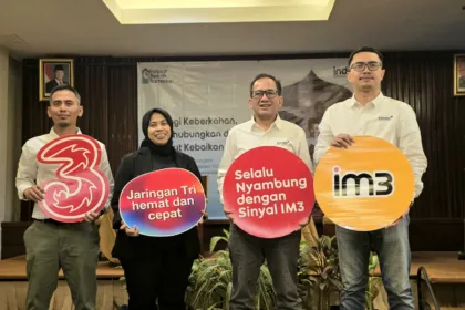 Perwakilan Indosat Ooredoo Hutchison (kiri ke kanan) VP-Head of Sales Jabo West 3 ID Mad Khoiri, VP Head of External Communications Indosat Eni Nur Ifati, Senior Vice President (SVP) Head of Region Outer Jakarta Eric Danari, dan VP – Head of Sales West Bodetabek IM3 Dandy Farhan Nugraha pada kegiatan Media Update Indosat Berkah Ramadan di Serang, 10/3/2025.