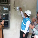 Prosesi penyalaan meteran listrik sebagai simbol resminya penyambungan listrik dalam program Light Up The Dream di Kunciran, Cipete, Kota Tangerang. Momen ini disambut penuh kebahagiaan oleh penerima manfaat, Sena.