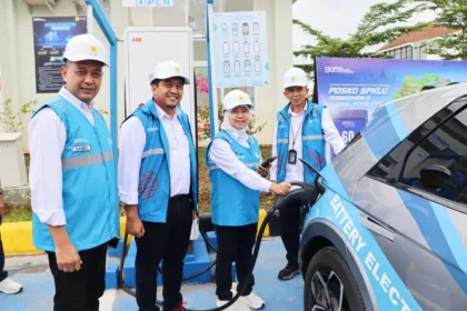 PT PLN (Persero) memastikan kelancaran perjalanan para pemudik kendaraan listrik (Electric Vehicle/EV) pada Idulfitri 1446 Hijriah dengan menyiapkan 1.000 unit Stasiun Pengisian Kendaraan Listrik Umum (SPKLU) di sepanjang jalur mudik Trans Jawa-Sumatra.