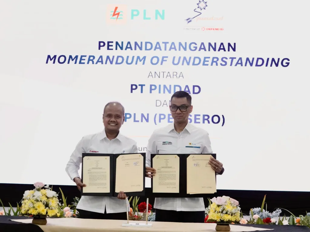 Penandatanganan Mou Yang Dilakukan Antara Direktur Utama Pln, Darmawan Prasodjo (Kanan) Dengan Pt Pindad, Sigit P. Santosa (Kiri) Dengan Ruang Lingkup Kerja Sama Studi Pengembangan Potensi Pembangkit Pikohidro Dan Mikrohidro Dalam Mendukung Elektrifikasi Dan Transisi Energi Di Indonesia.