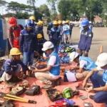 Pln Uid Banten Dan Mitra Kerja Melakukan Pengecekan Peralatan Kerja Dan Penggunaan Alat Pelindung Diri (Apd). Proses Ini Bertujuan Memastikan Seluruh Peralatan Dan Kelengkapan Keselamatan Sesuai Dengan Standar K3 Disetiap Pekerjaan.