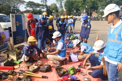 Pln Uid Banten Dan Mitra Kerja Melakukan Pengecekan Peralatan Kerja Dan Penggunaan Alat Pelindung Diri (Apd). Proses Ini Bertujuan Memastikan Seluruh Peralatan Dan Kelengkapan Keselamatan Sesuai Dengan Standar K3 Disetiap Pekerjaan.